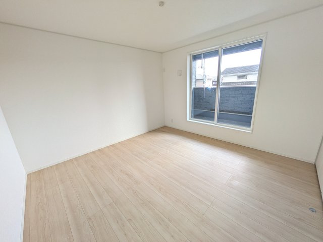北茨城市中郷町日棚　第1　新築戸建ての洋室|バルコニーに面した明るい２面採光で、毎朝爽やかな光を感じられます。