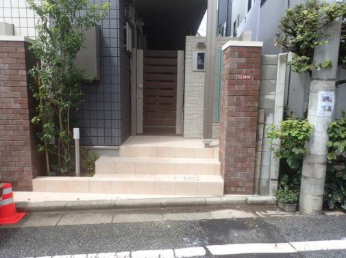 アーバングレイス西荻のエントランス