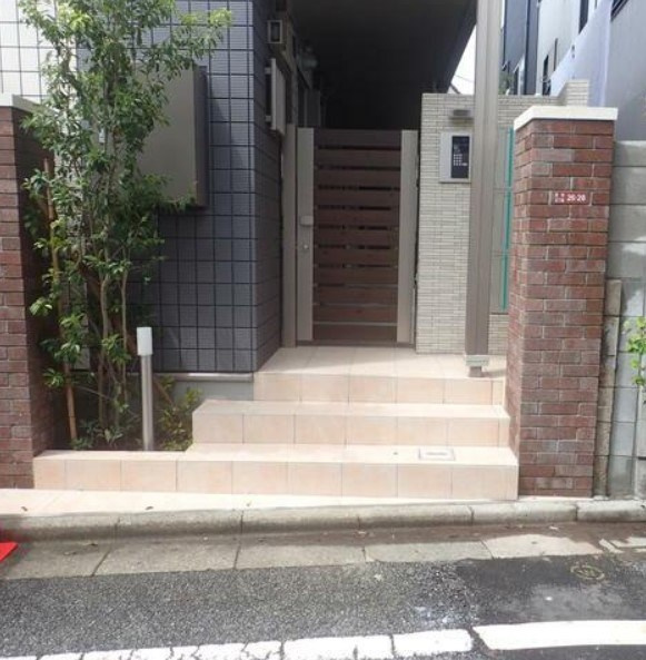 アーバングレイス西荻のエントランス