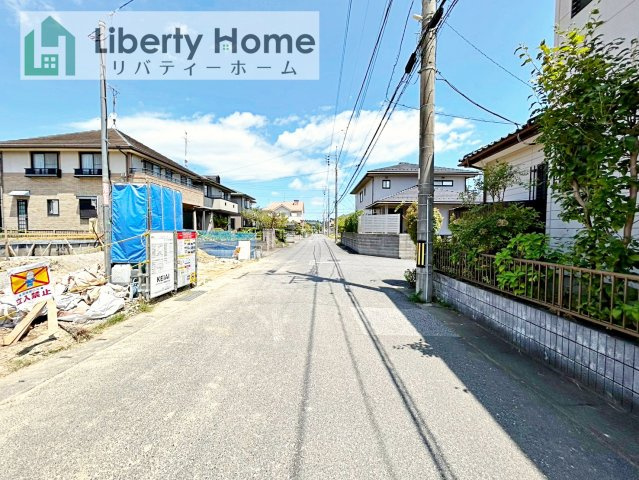 龍ケ崎市松ケ丘5期　新築戸建　１号棟の前面道路含む現地写真
