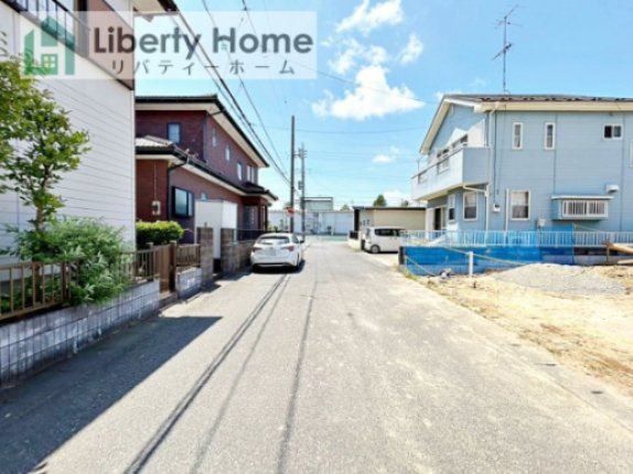 龍ケ崎市松ケ丘5期　新築戸建　１号棟の前面道路含む現地写真