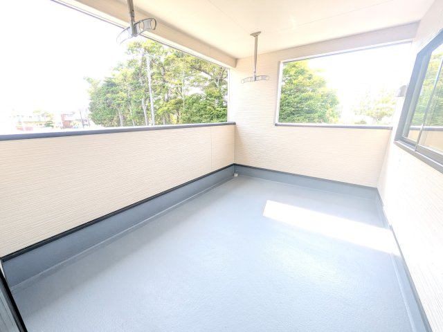 高萩市有明町　第6　新築戸建てのバルコニー|人気のインナーバルコニー。室内と一体感があり、雨の日のお子様の遊び場や、ペットの安全な外気浴スペースにも最適です♪