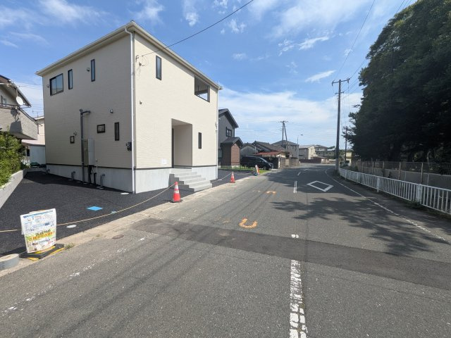 高萩市有明町　第6　新築戸建ての前面道路含む現地写真|写真だけでは伝わらない快適さを、ぜひ現地で体感しませんか？
即日見学可能です！平日のご案内も可能です♪
お気軽にお問合せまたはお電話ください！
0297-86-8370まで【リアライズ不動産】