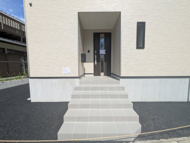 高萩市有明町　第6　新築戸建ての玄関|玄関ドアはカードキーで開閉も楽々♪
スマホでの開錠と施錠も可能です！
玄関上部には人感センサー付きのダウンライトがあるので、夜間の帰宅時に自動で点灯してくれます♪
防犯対策面にも一役買ってくれます！