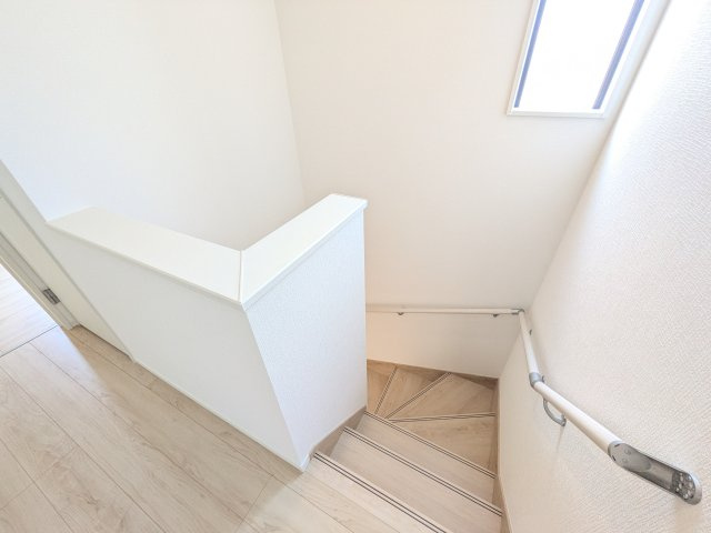 高萩市有明町　第6　新築戸建ての内装|窓付きで明るい階段は、手すり付きでお子様からご年配の方まで安心して上り下りができます♪