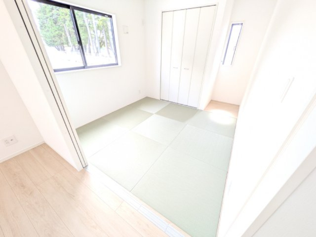 高萩市有明町　第6　新築戸建ての和室|陽当たりの良い明るい和室。
お子様の成長に合わせて、学習部屋や趣味の部屋など、多目的にフレキシブルに活用できます。