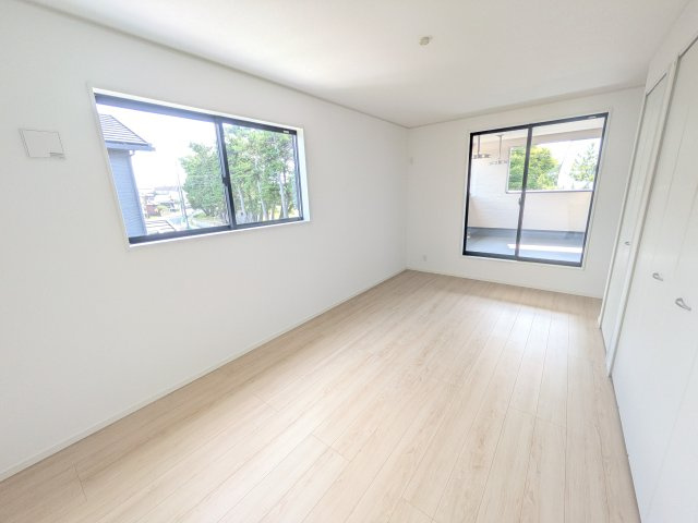 高萩市有明町　第6　新築戸建ての洋室|バルコニーに面した明るい２面採光で、毎朝爽やかな光を感じられます。