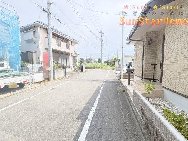 【サンスターホーム】羽村市羽加美1丁目　長期優良新築4号棟の前面道路含む現地写真