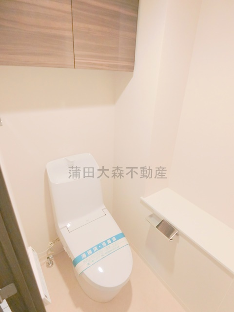 ARCOBALENO HANEDAⅡアルコバレーノハネダツーのトイレ|吊戸棚と温水洗浄便座付きのトイレ