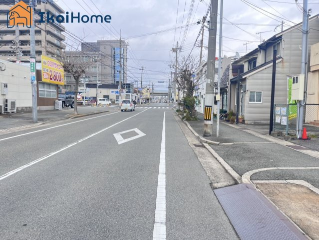 明石市田町２丁目　中古戸建の前面道路含む現地写真|前面道路は9M幅で広々しています。駐車がし易く、車の対面のすれ違いも楽にできます。
