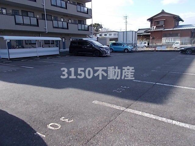 スクエアガーデンの駐車場|駐車場があるので、車を買う予定の方も安心です
