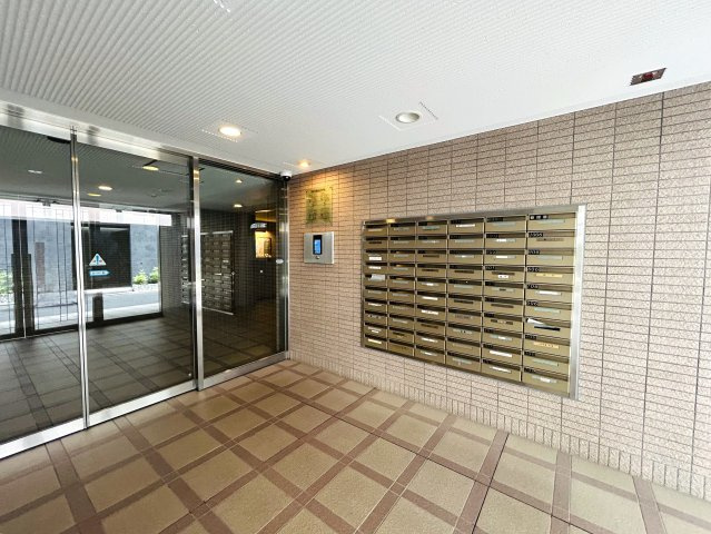 横浜駅が庭っ！そう言いたくはありませんか？この辺りでワンちゃんの散歩をしている方を見かけると、勝ち組やなぁ～ってつい思っちゃう。それが、『藤和シティホームズ桜木町BAY-SCAPE』リノベーションのエントランス|ゆとりのあるエントランスです