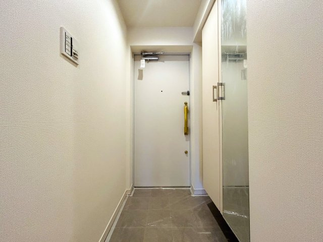 横浜駅が庭っ！そう言いたくはありませんか？この辺りでワンちゃんの散歩をしている方を見かけると、勝ち組やなぁ～ってつい思っちゃう。それが、『藤和シティホームズ桜木町BAY-SCAPE』リノベーションの玄関|ゆったりとした玄関です