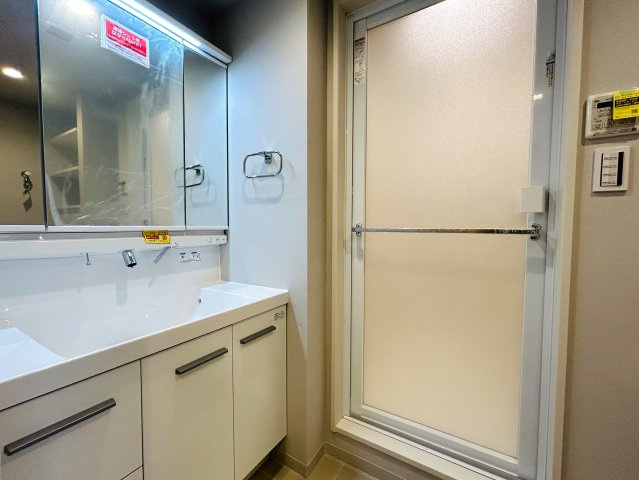 横浜駅が庭っ！そう言いたくはありませんか？この辺りでワンちゃんの散歩をしている方を見かけると、勝ち組やなぁ～ってつい思っちゃう。それが、『藤和シティホームズ桜木町BAY-SCAPE』リノベーションの独立洗面台|独立洗面台で身支度をすべて済ませてしまいましょう