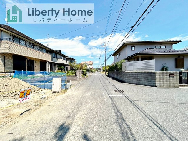龍ケ崎市松ケ丘5期　新築戸建　2号棟の前面道路含む現地写真
