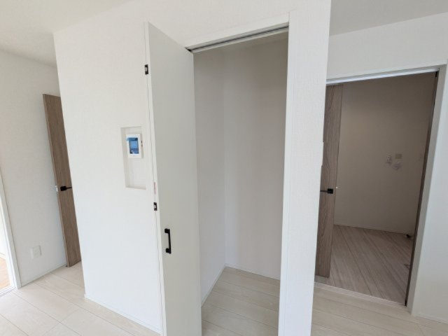 取手市白山　8期　新築戸建ての居間・リビング|1階のリビングには収納付きです♪