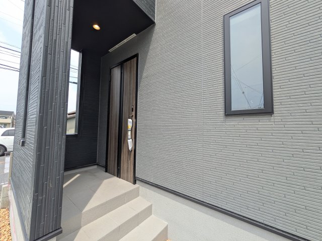 取手市白山　8期　新築戸建ての玄関|玄関ドアはカードキーで開閉も楽々♪
スマホでの開錠と施錠も可能です！
玄関上部には人感センサー付きのダウンライトがあるので、夜間の帰宅時に自動で点灯してくれます♪
防犯対策面にも一役買ってくれます！
