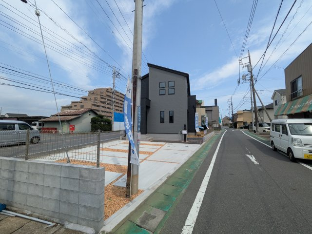 取手市白山　8期　新築戸建ての前面道路含む現地写真|現地完成済で建物も駐車場やお庭も全てご覧いただけます。ご自身の目で街並みや敷地の広さ、陽当たりをご確認ください。