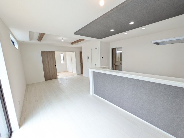 取手市白山　8期　新築戸建ての居間・リビング|家族の会話が自然と弾む、広々としたゆとりのLDK。南向きの窓からたっぷりの光が射し込む明るく快適な空間です。