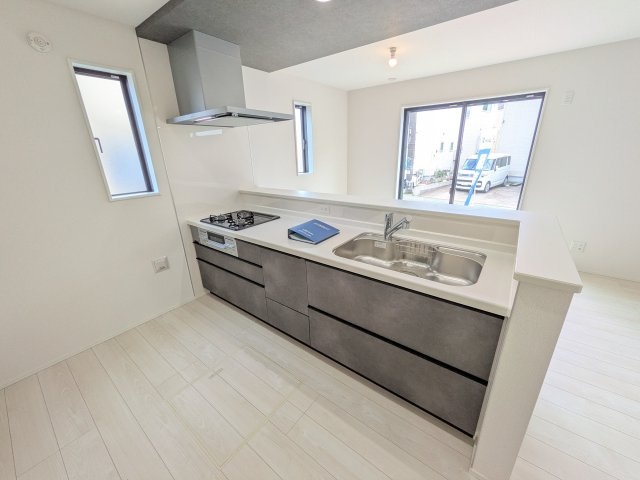 取手市白山　8期　新築戸建てのキッチン|人造大理石で傷つきにくくお掃除もしやすい対面式のカウンターキッチンです♪

