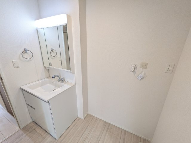 取手市白山　8期　新築戸建ての独立洗面台|人気の三面鏡の洗面化粧台は鏡の裏側がすべて収納になっており、収納力も魅力的です♪
水栓はシャワーヘッドになっており朝シャンも可能です！