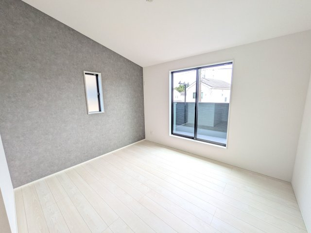 取手市白山　8期　新築戸建ての洋室|バルコニーに面した２面採光で明るく開放的な洋室です♪
