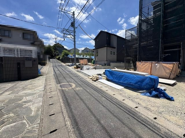 【その他】 | 福岡市南区屋形原2丁目25-1期　1号棟（全4棟）【仲介手数料無料・0円】 | 現地写真。前面道路です。