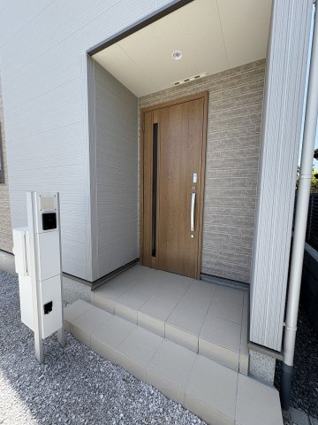【玄関】 | 福岡市南区屋形原2丁目25-1期　1号棟（全4棟）【仲介手数料無料・0円】 | 施工例。施工例は完成時と異なる場合があります。