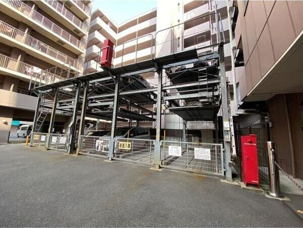 グランディールＮＡＭＢＡの駐車場