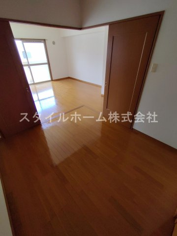 レグルスの内装|同建物内別部屋の写真です。