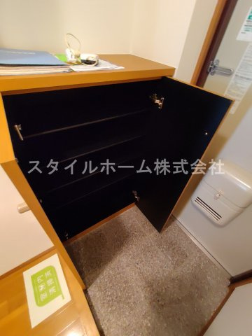レグルスの玄関|同建物内別部屋の写真です。