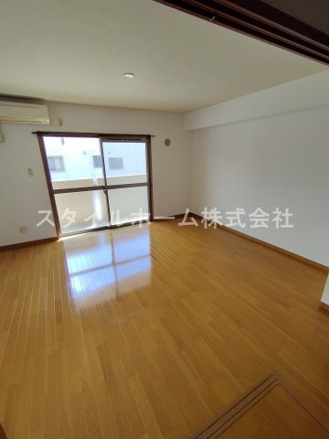 レグルスの居間・リビング|同建物内別部屋の写真です。