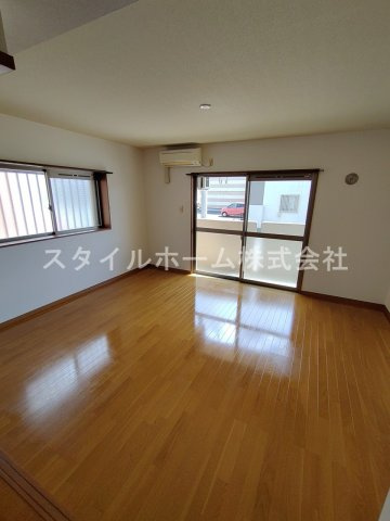 レグルスの居間・リビング|同建物内別部屋の写真です。