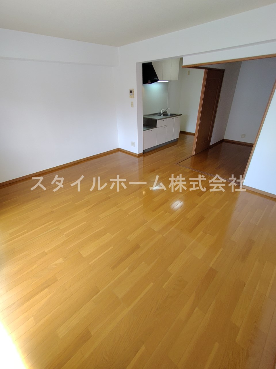 レグルスの居間・リビング|同建物内別部屋の写真です。