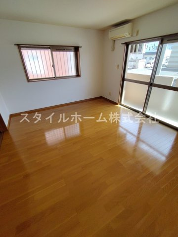 レグルスの居間・リビング|同建物内別部屋の写真です。