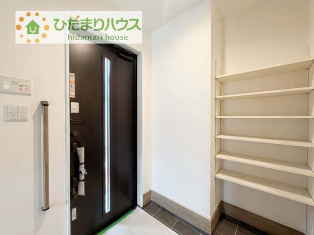 【玄関】 | 牛久市中央1丁目　新築戸建　2号棟 | 毎日「行ってきます」「ただいま」をいう玄関は明るく光が差し込みます♪