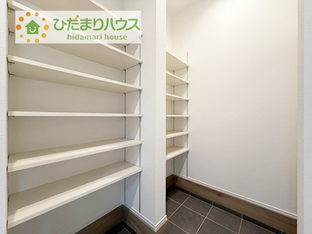 【収納】 | 牛久市中央1丁目　新築戸建　2号棟 | シューズクロークは、レインコートやベビーカー、ゴルフバッグなど大きな荷物を置けるので、
いつでも玄関を綺麗に保てます(*^-^*)