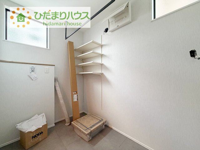 【独立洗面台】 | 牛久市中央1丁目　新築戸建　2号棟 | 三面鏡の大きな鏡は憧れます(^^♪
鏡の後ろは収納となっていて、細かいものでも収納できるのでスッキリと整理できます！