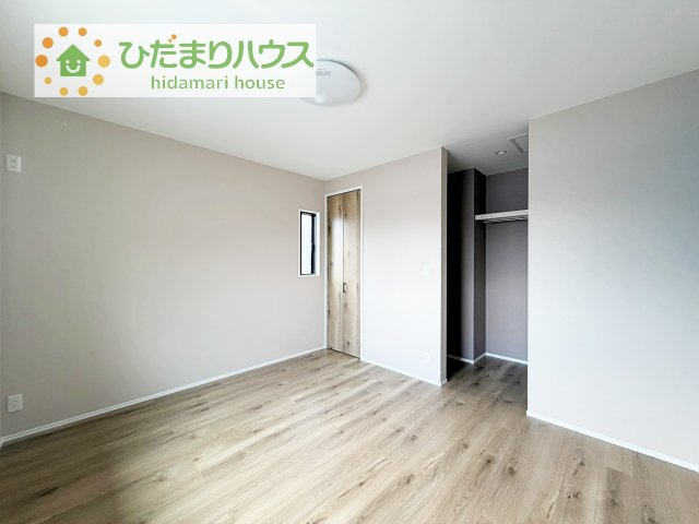 【寝室】 | 牛久市中央1丁目　新築戸建　2号棟 | 大きなベッドを置いても余裕の広さの主寝室♪