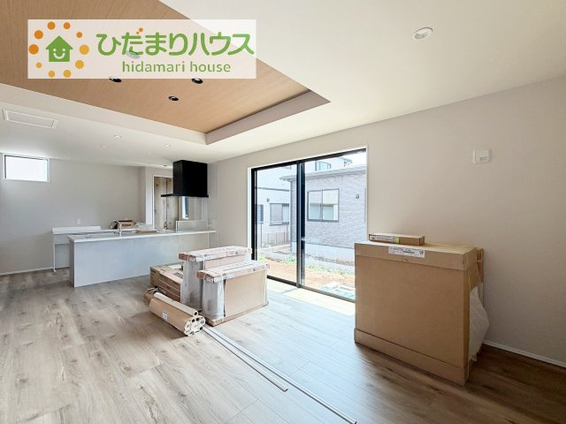 【居間・リビング】 | 牛久市中央1丁目　新築戸建　2号棟 | リビングの大きな窓からは、暖かな日の光が降り注ぎます・・・