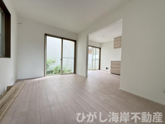 平塚市西八幡３丁目　中古戸建の居間・リビング|新規リフォーム完了！　LDK