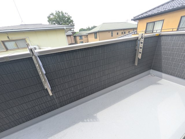 土浦市下高津3丁目347番　新築戸建て　B号棟のバルコニー|洗濯物も布団もまとめて干せるワイド設計。
広々としたワイドバルコニーで、家事の効率が上がり、日々の暮らしが快適になります。