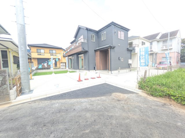 土浦市下高津3丁目347番　新築戸建て　B号棟の前面道路含む現地写真|現地完成済で建物や駐車場、お庭も全てご覧いただけます。。
本日のご見学も可能です♪
お気軽にお電話またはお問い合わせください。