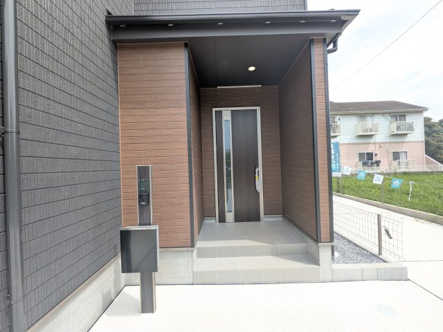 土浦市下高津3丁目347番　新築戸建て　B号棟の玄関|お洒落な玄関ドアと洗練された外壁デザイン。家の顔にふさわしい上質な佇まいで、ご家族やお客様を迎えます。