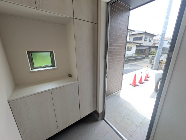 土浦市下高津3丁目347番　新築戸建て　B号棟の玄関|家族全員の靴がスッキリ片付く大容量シューズボックス完備。
お客様を気持ちよく迎えられる、明るく清潔感あふれる玄関です。