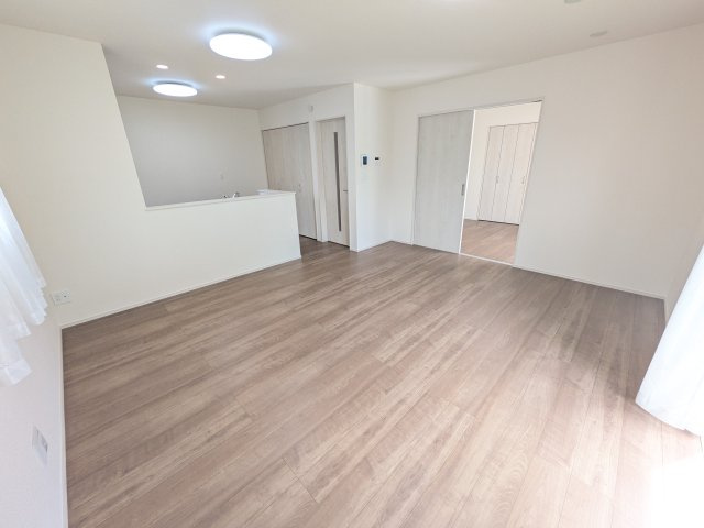 土浦市下高津3丁目347番　新築戸建て　B号棟の居間・リビング|居心地の良いデザインと機能性を両立。ご友人を招いたり、趣味を楽しんだり、様々なシーンで活躍する団らんの中心地です。