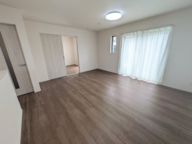 土浦市下高津3丁目347番　新築戸建て　B号棟の居間・リビング|家族の会話が自然と弾む、広々としたゆとりのLDK。南向きの窓からたっぷりの光が射し込む明るく快適な空間です。
