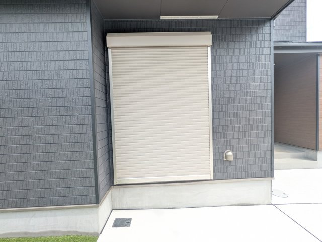 土浦市下高津3丁目347番　新築戸建て　B号棟の防犯設備|防犯・防災だけでなく、シャッターを閉めることで断熱効果もアップ。
外気の影響を受けにくく、冷暖房効率の向上も期待できます。