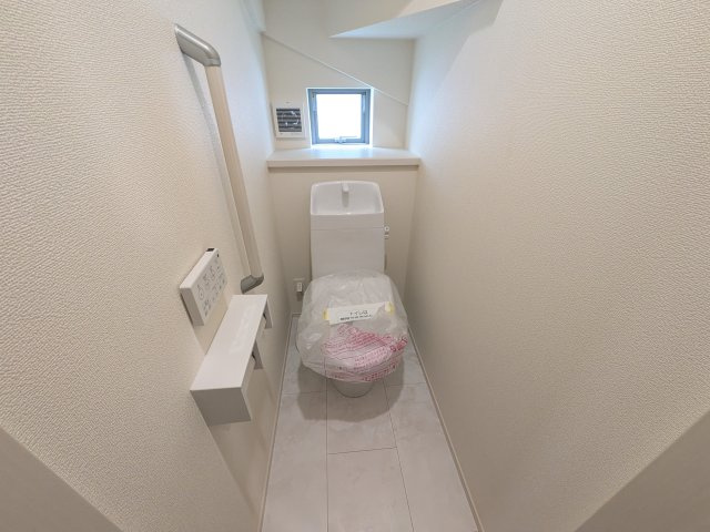 土浦市下高津3丁目347番　新築戸建て　B号棟のトイレ|高い節水性能で、水道代を大幅にカット。環境とお財布に優しく、家計をしっかりサポートします。