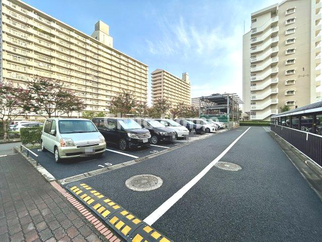 小松川グリーンハイツ1号棟の駐車場|【敷地内駐車場】最新の空き状況や費用などの詳細は担当スタッフまでお問い合わせください。